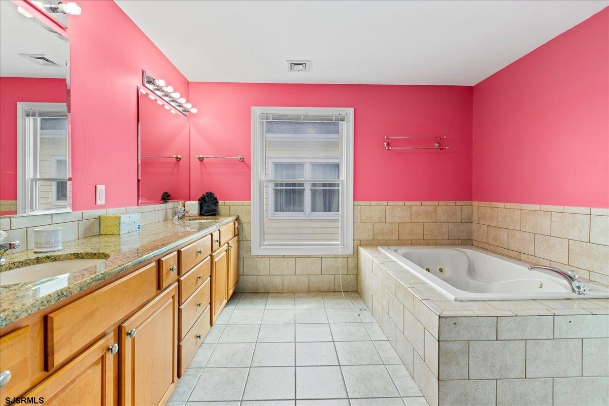 Atlantic City, New Jersey 08401, United States, 4 Bedrooms Bedrooms, ,3 BathroomsBathrooms,Residential,Active,159688