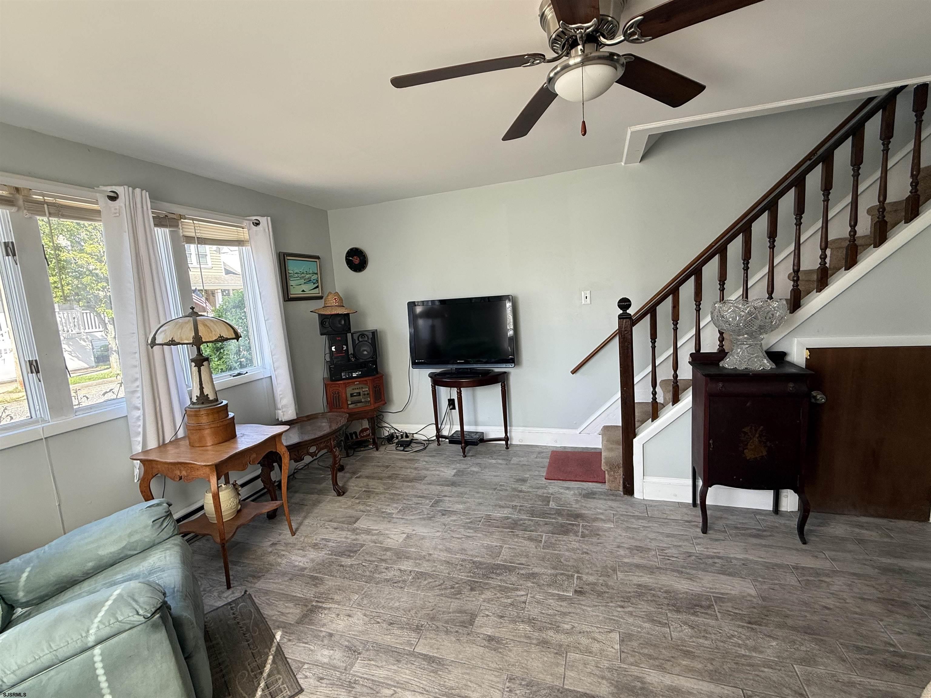 207 W Maple Ave Ave