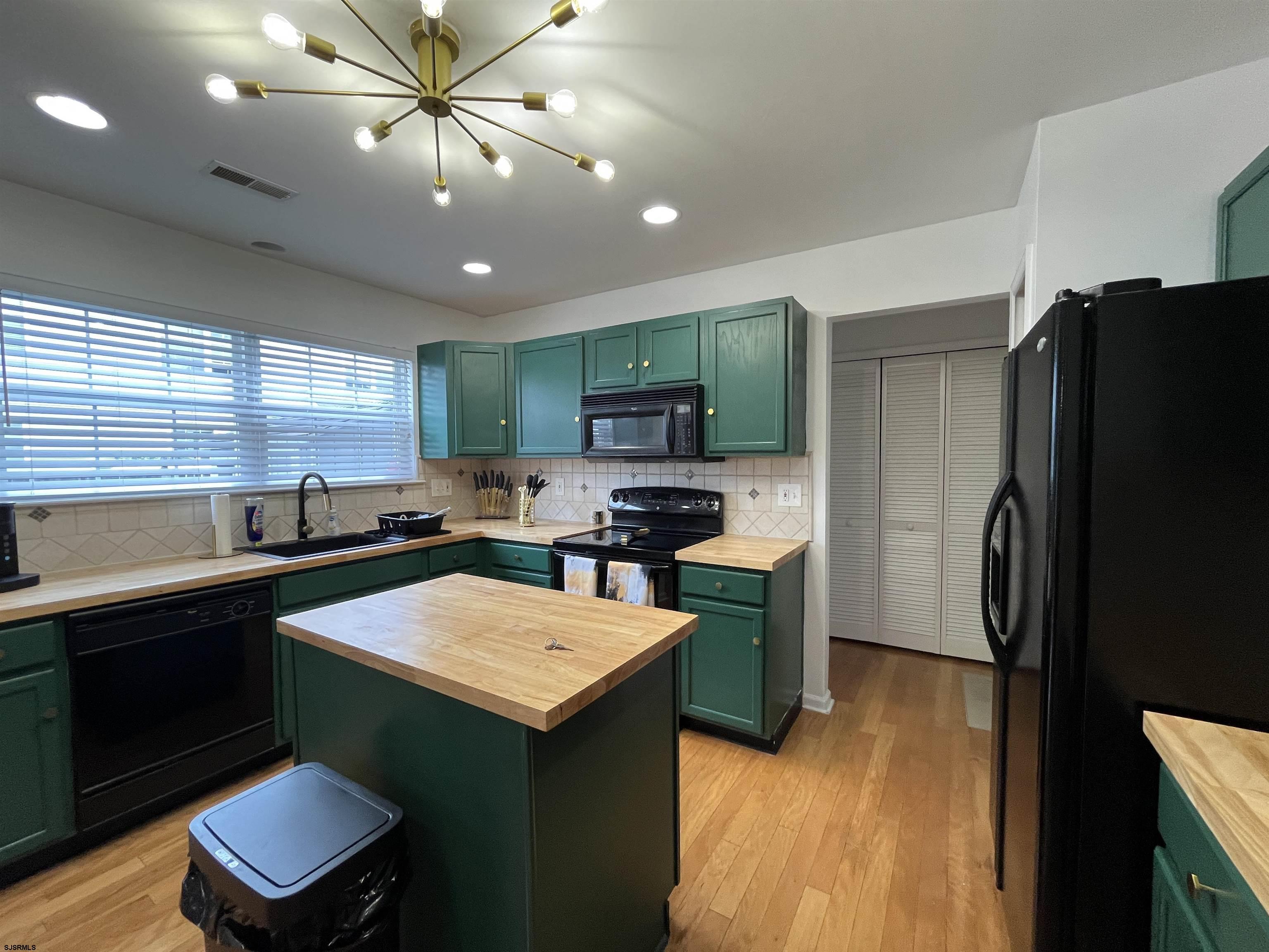 Ventnor, New Jersey 08406, United States, 3 Bedrooms Bedrooms, ,3 BathroomsBathrooms,Residential,Active,230665