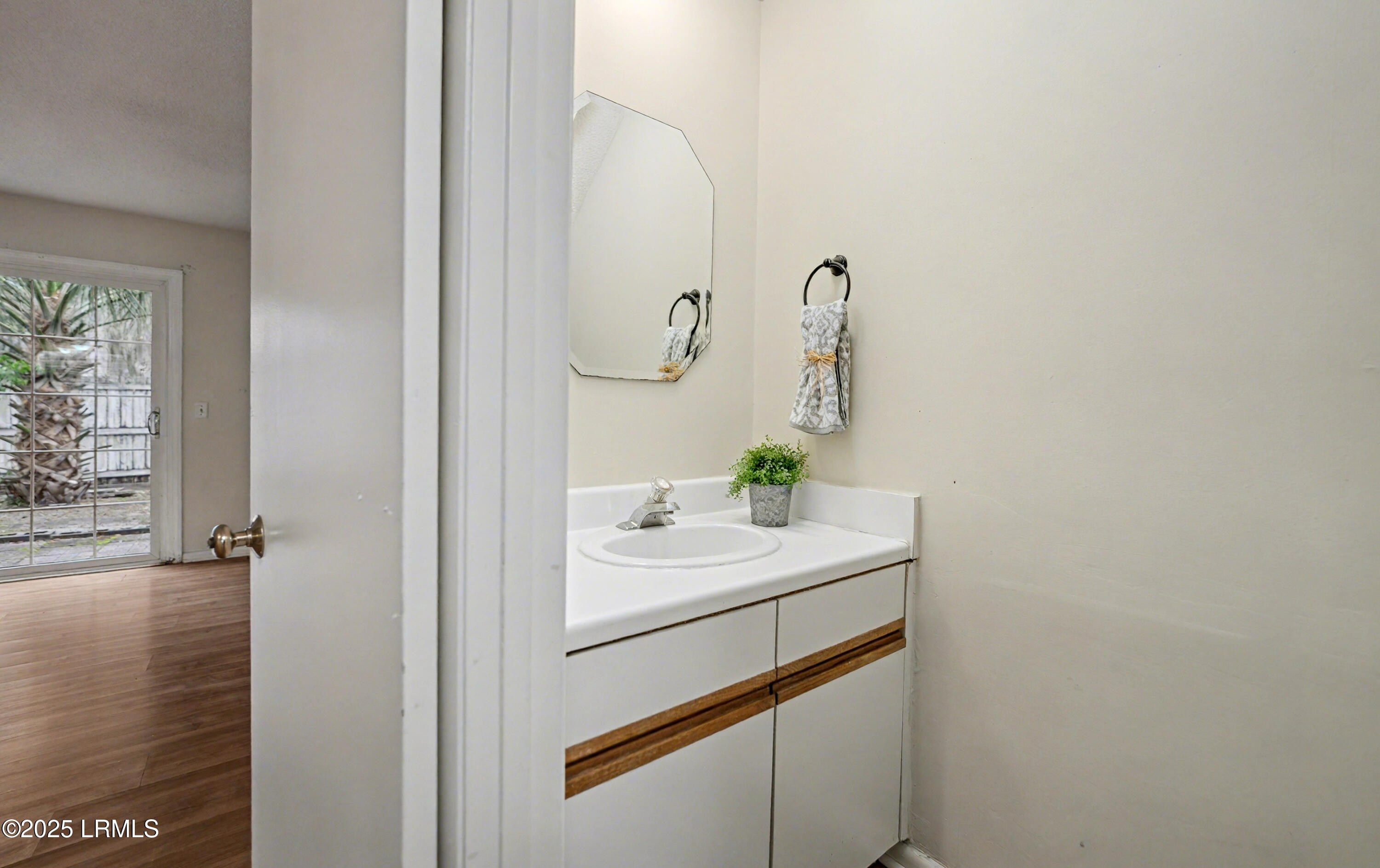 Beaufort, South Carolina 29902, United States, 2 Bedrooms Bedrooms, ,2 BathroomsBathrooms,Residential,Pending,251306