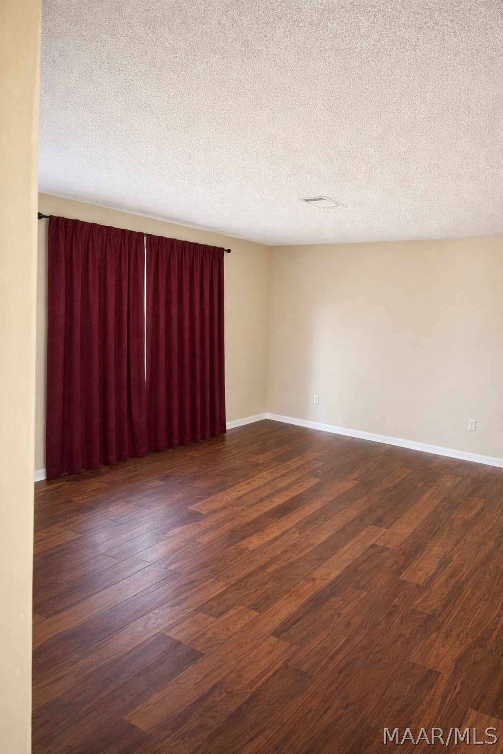 Hardwood floors & natural light