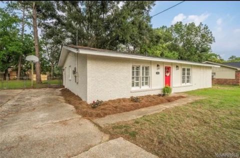 Photo of 725 Queensbury Drive, Montgomery, AL 36116 (MLS # 587011)