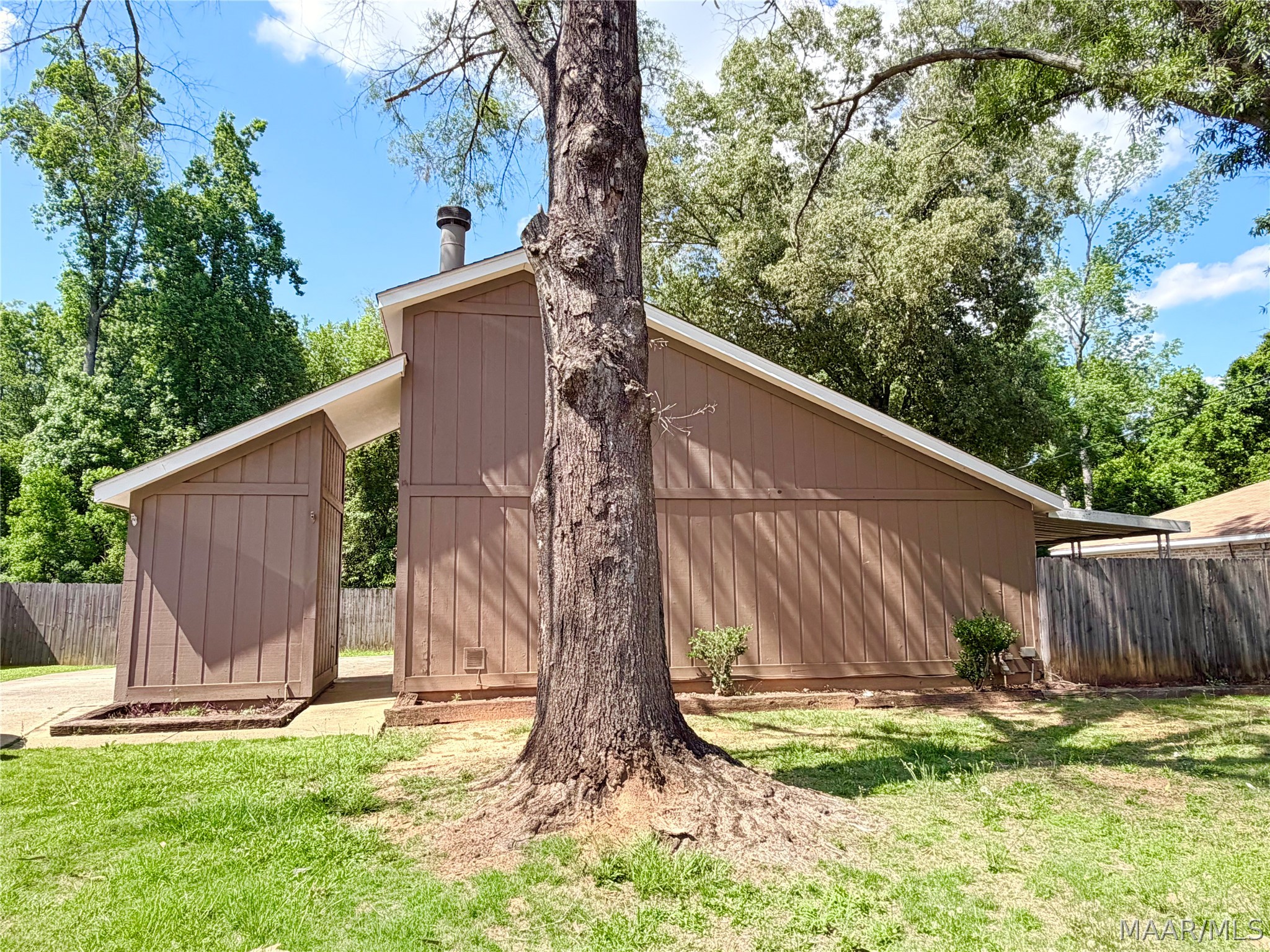 Photo 1 of 17 — 1008 N BURBANK Drive, Montgomery, AL 36117