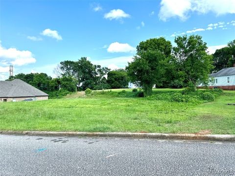 Photo of 18 Riverhills Drive, Tallassee, AL 36078 (MLS # 558618) Photo of 18 Riverhills Drive, Tallassee, AL 36078 (MLS # 558618)