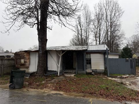 Photo of 504 Adams Street, Clanton, AL 35045 (MLS # 583798)