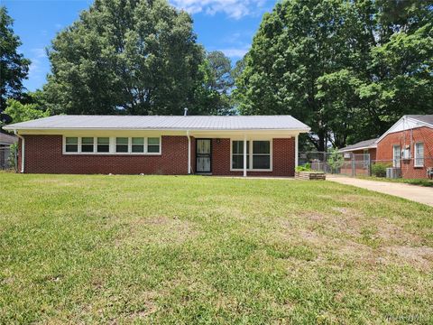Photo of 1210 Lakewood Drive, Montgomery, AL 36109 (MLS # 586192)