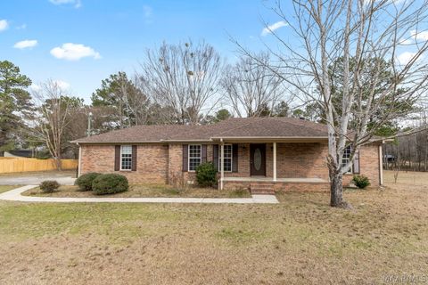 Photo of 615 MAPLE Street, Clanton, AL 35045 (MLS # 584378)