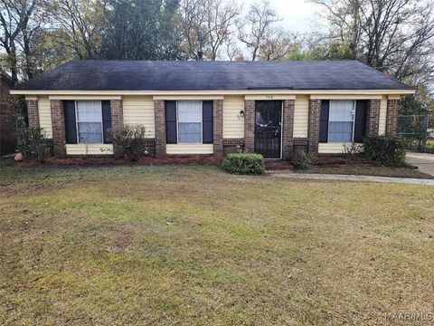 Photo of 700 SOUTHLAWN Drive, Montgomery, AL 36108 (MLS # 581385)