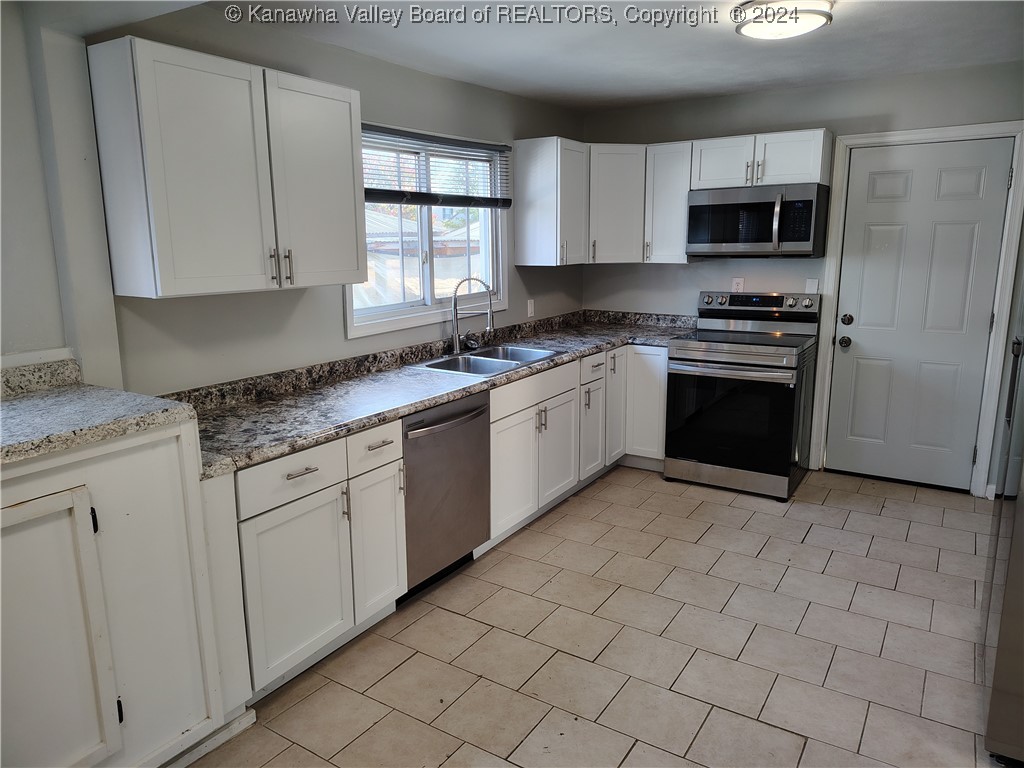 Dunbar, West Virginia 25064, United States, 3 Bedrooms Bedrooms, ,1 BathroomBathrooms,Residential,Pending,36778