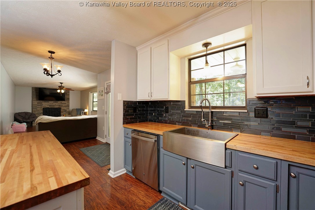 Charleston, West Virginia 25313, United States, 3 Bedrooms Bedrooms, ,3 BathroomsBathrooms,Residential,Active,193876