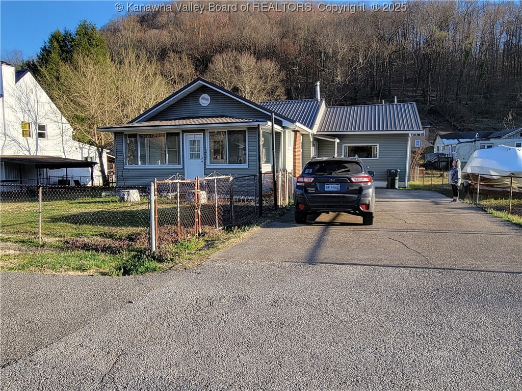 East Bank, West Virginia 25015, United States, 3 Bedrooms Bedrooms, ,2 BathroomsBathrooms,Residential,Pending,92304