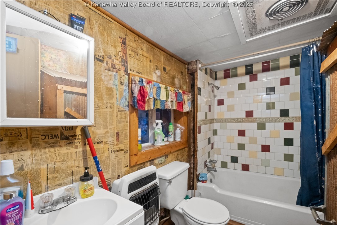 Racine, West Virginia 25165, United States, 2 Bedrooms Bedrooms, ,1 BathroomBathrooms,Residential,Active,14324