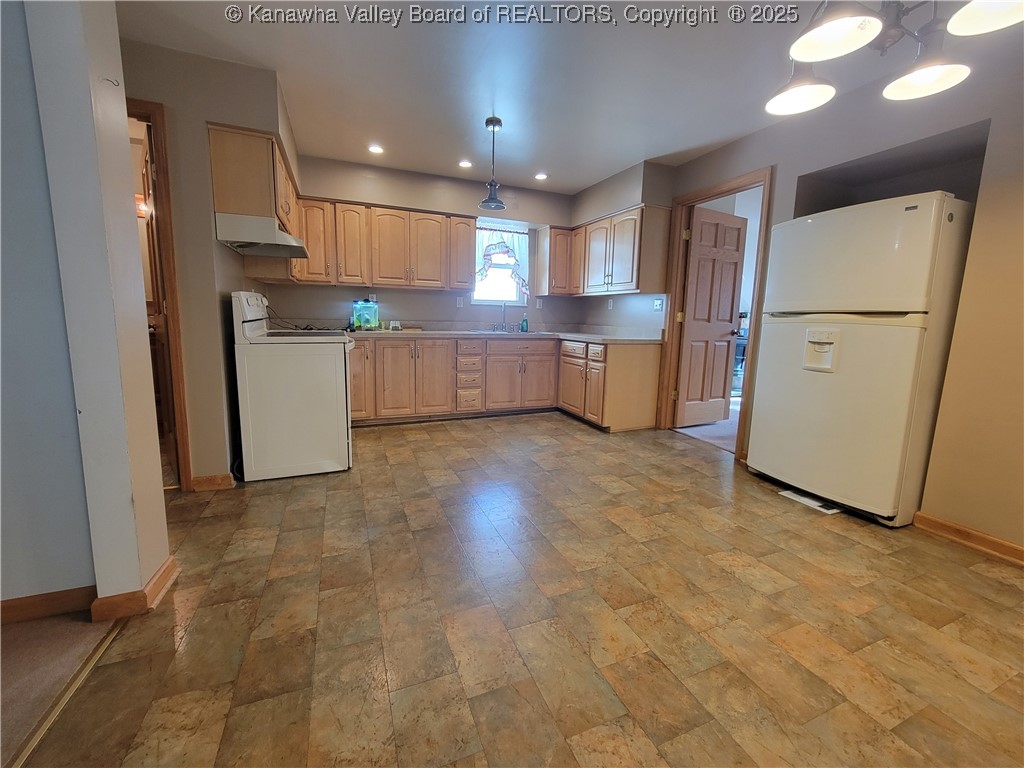 Marmet, West Virginia 25315, United States, 2 Bedrooms Bedrooms, ,1 BathroomBathrooms,Residential,Active,252791