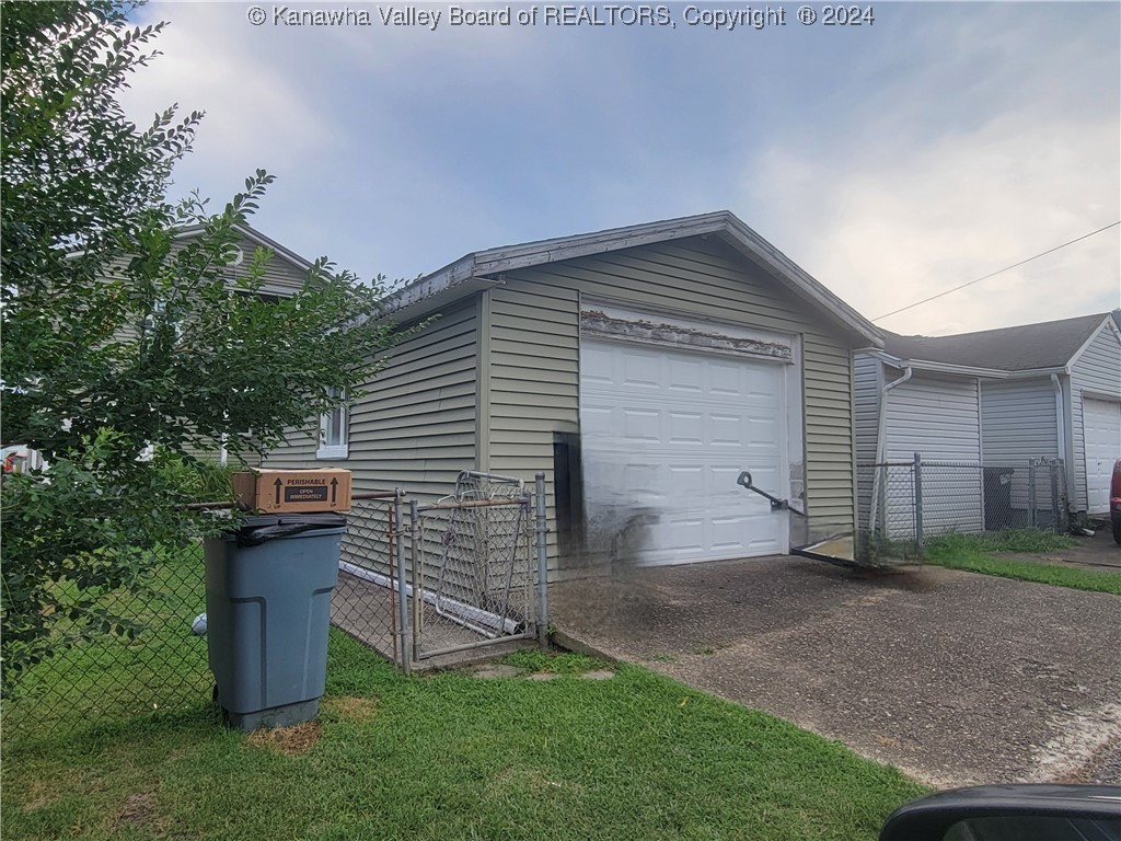 Belle, West Virginia 25015, United States, 4 Bedrooms Bedrooms, ,2 BathroomsBathrooms,Residential,Active,45524