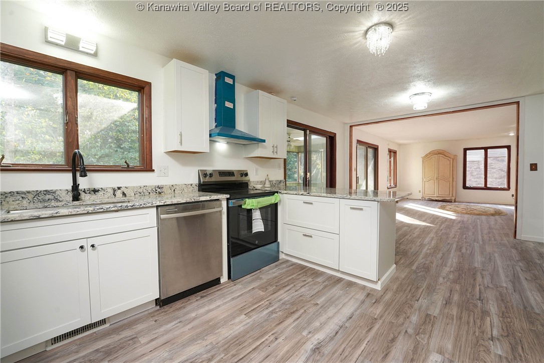 Charleston, West Virginia 25314, United States, 5 Bedrooms Bedrooms, ,4 BathroomsBathrooms,Residential,Active,221502