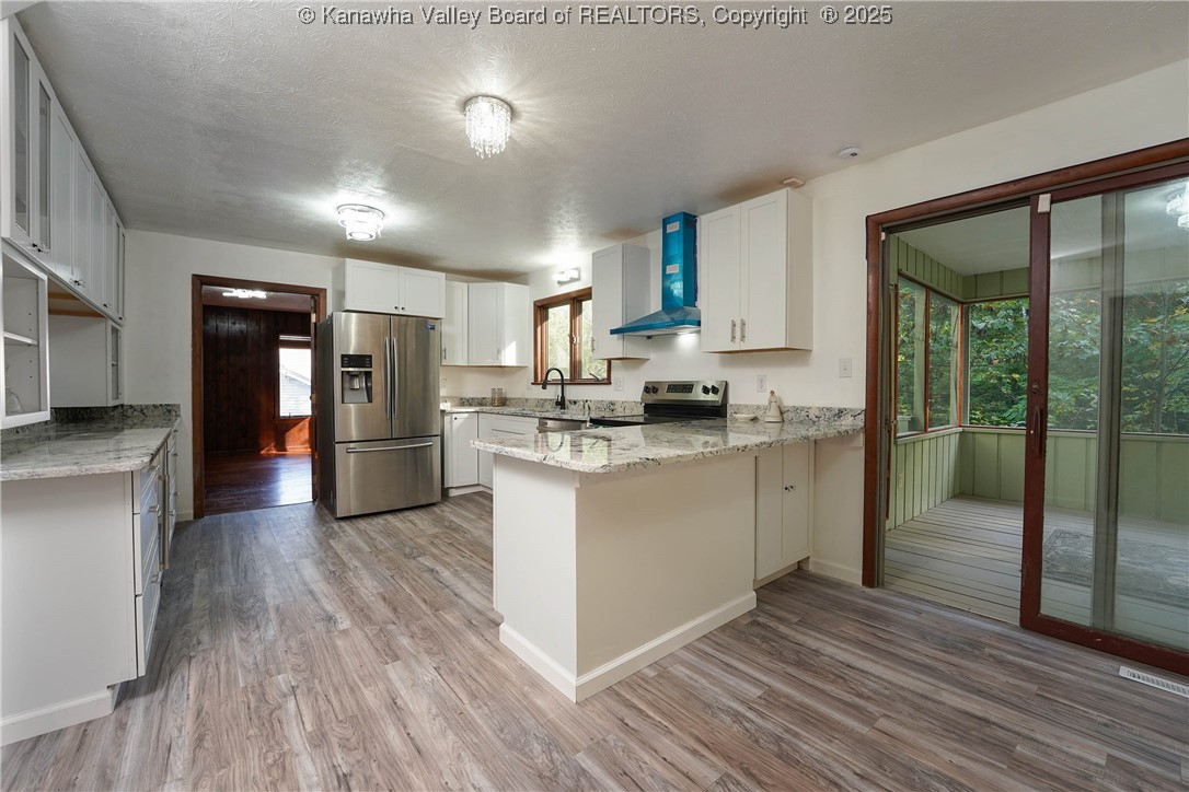 Charleston, West Virginia 25314, United States, 5 Bedrooms Bedrooms, ,4 BathroomsBathrooms,Residential,Active,221502