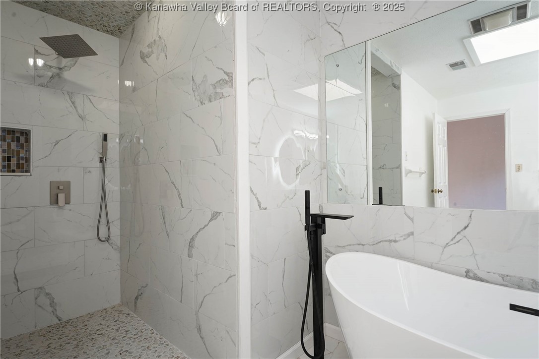 Charleston, West Virginia 25314, United States, 5 Bedrooms Bedrooms, ,4 BathroomsBathrooms,Residential,Active,221502