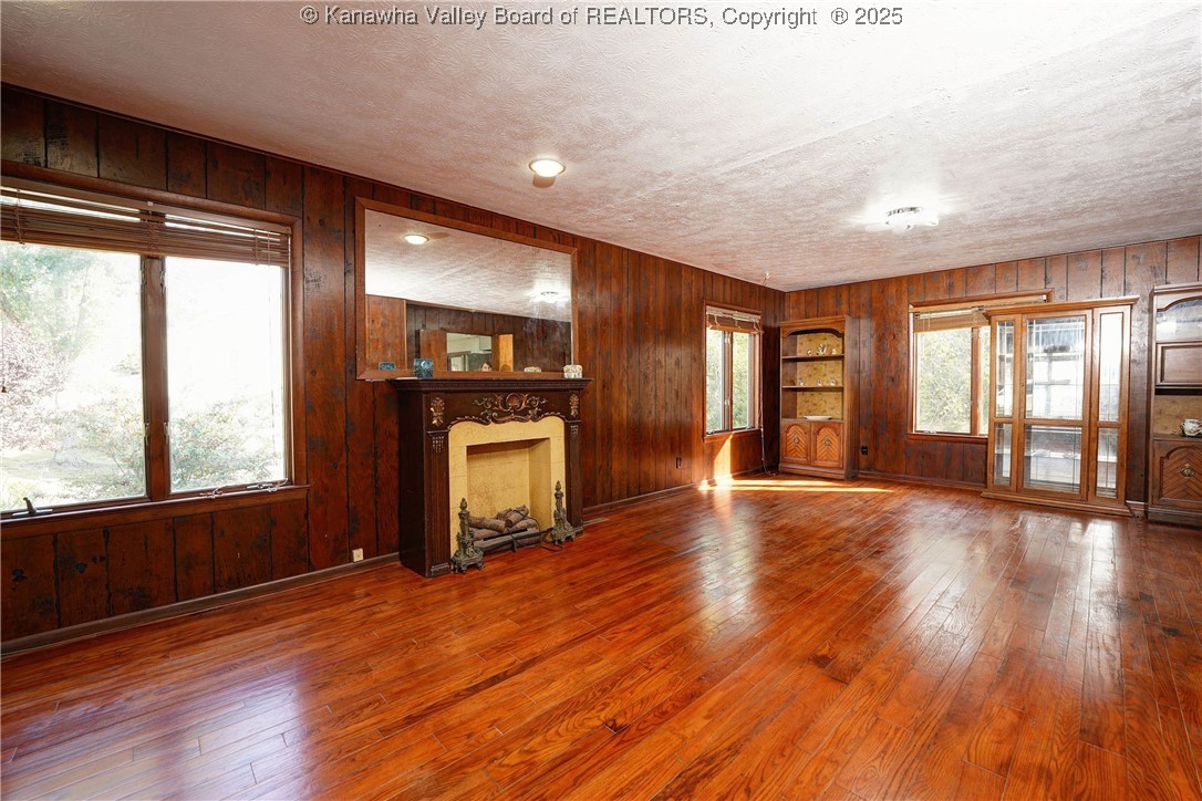 Charleston, West Virginia 25314, United States, 5 Bedrooms Bedrooms, ,4 BathroomsBathrooms,Residential,Active,221502