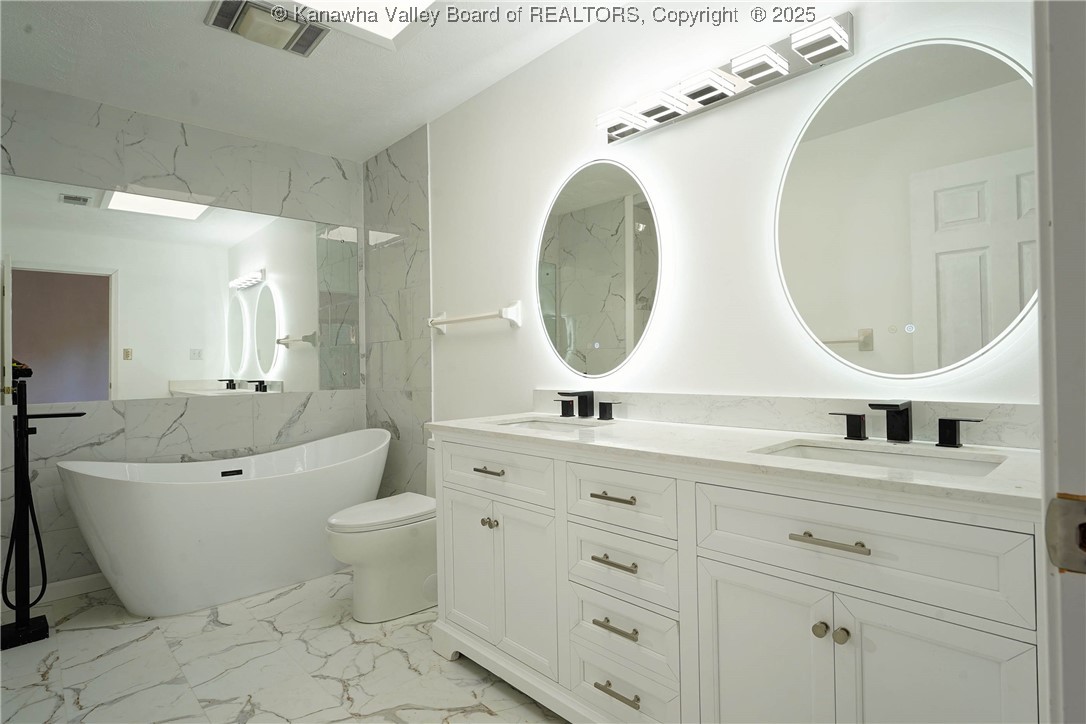 Charleston, West Virginia 25314, United States, 5 Bedrooms Bedrooms, ,4 BathroomsBathrooms,Residential,Active,221502