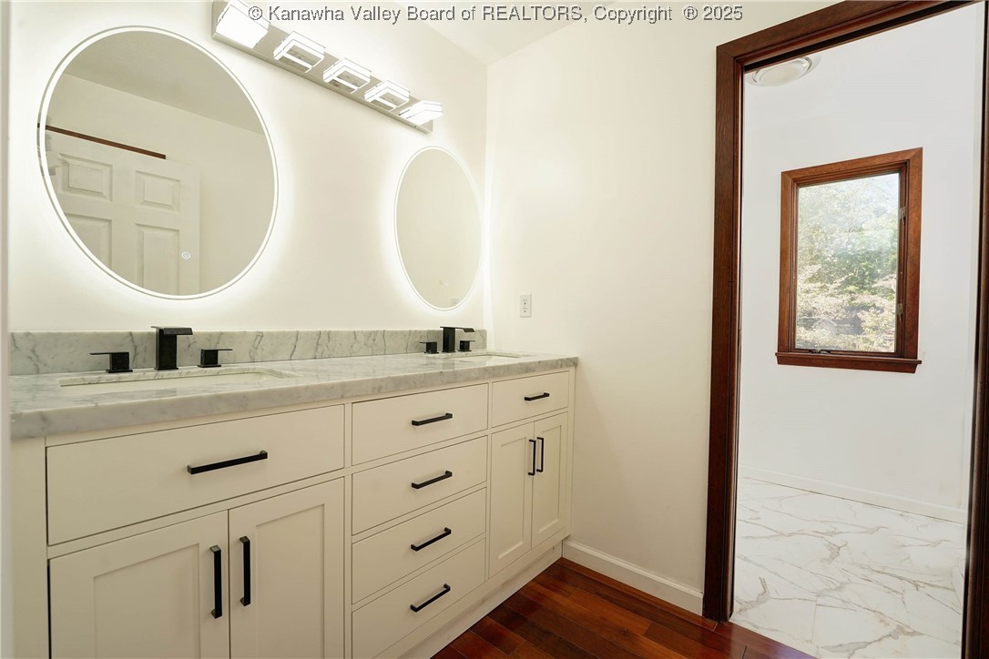 Charleston, West Virginia 25314, United States, 5 Bedrooms Bedrooms, ,4 BathroomsBathrooms,Residential,Active,221502