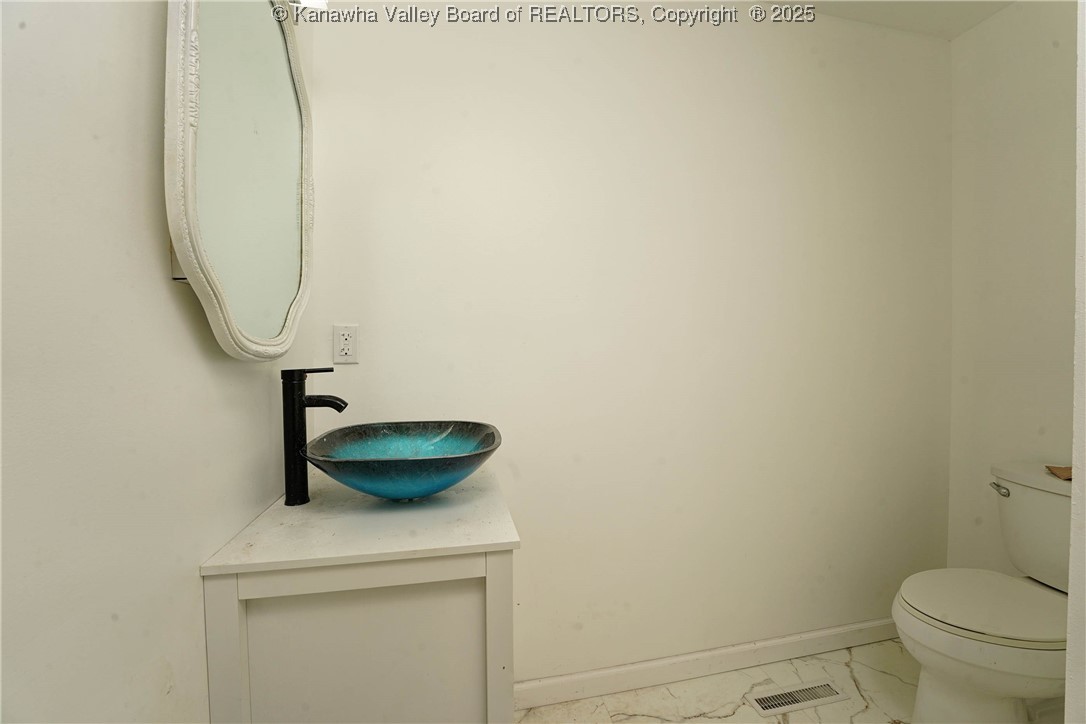 Charleston, West Virginia 25314, United States, 5 Bedrooms Bedrooms, ,4 BathroomsBathrooms,Residential,Active,221502