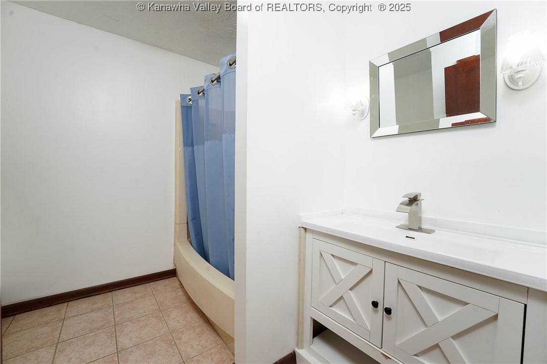 Charleston, West Virginia 25314, United States, 5 Bedrooms Bedrooms, ,4 BathroomsBathrooms,Residential,Active,221502