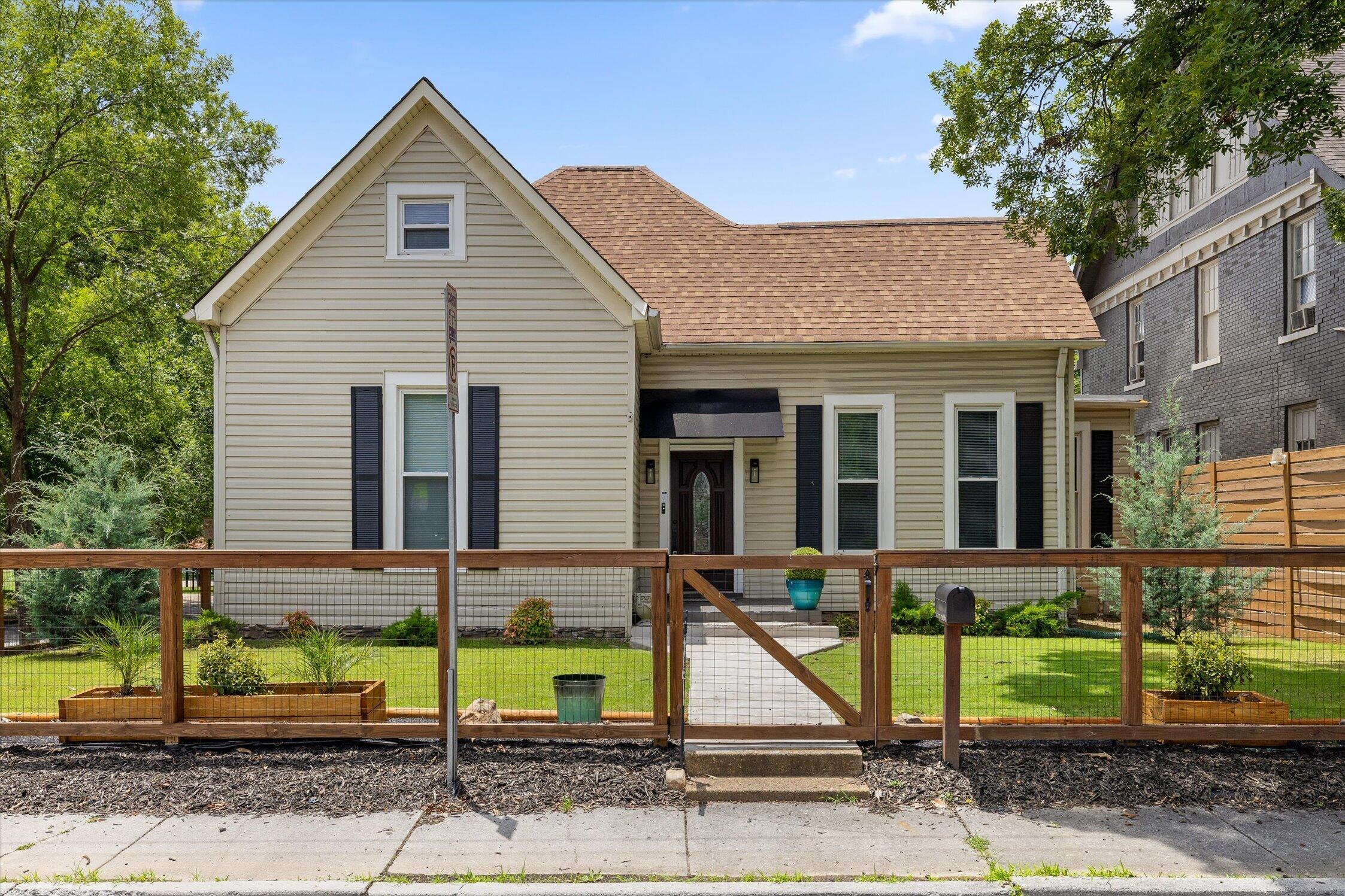 Photo 1 of 52 — 1514 Bailey Avenue, Chattanooga, TN 37404