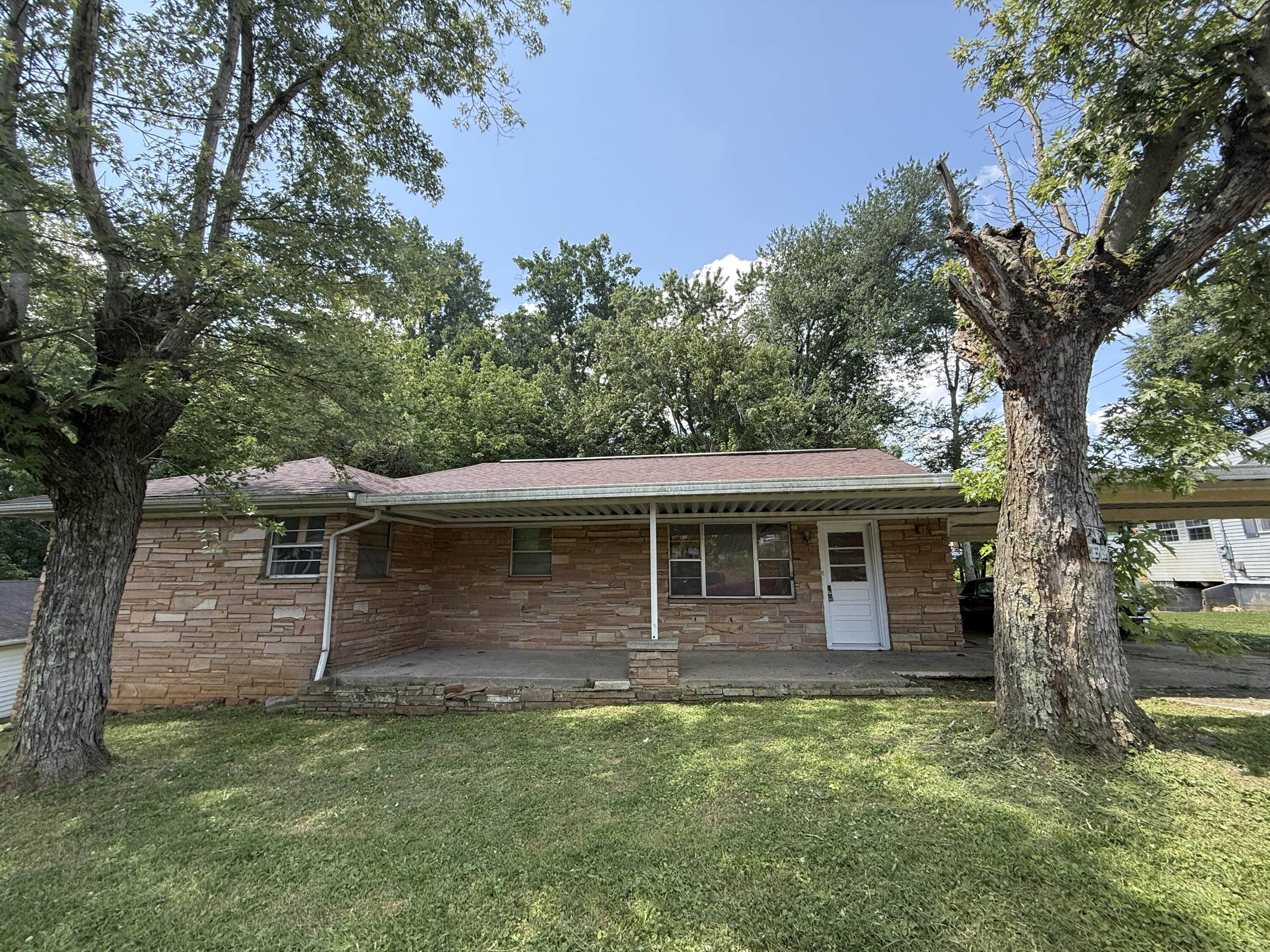 Photo 1 of 30 — 419 Carlock Avenue, Harriman, TN 37748