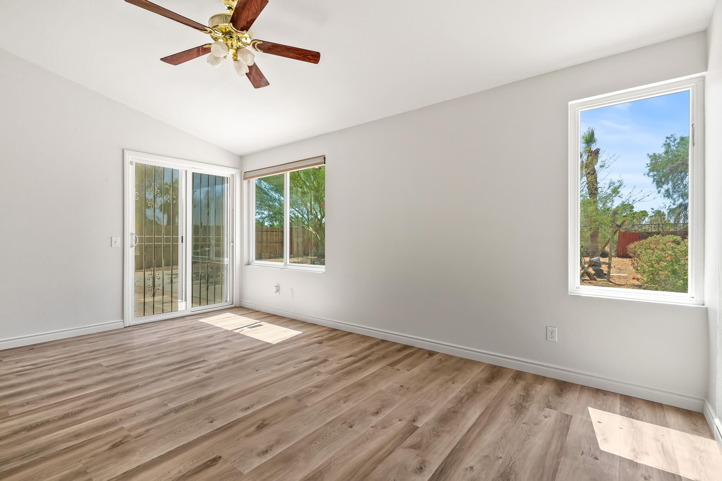 Desert Hot Springs, California 92240, United States, 3 Bedrooms Bedrooms, ,2 BathroomsBathrooms,Residential,Pending,210669