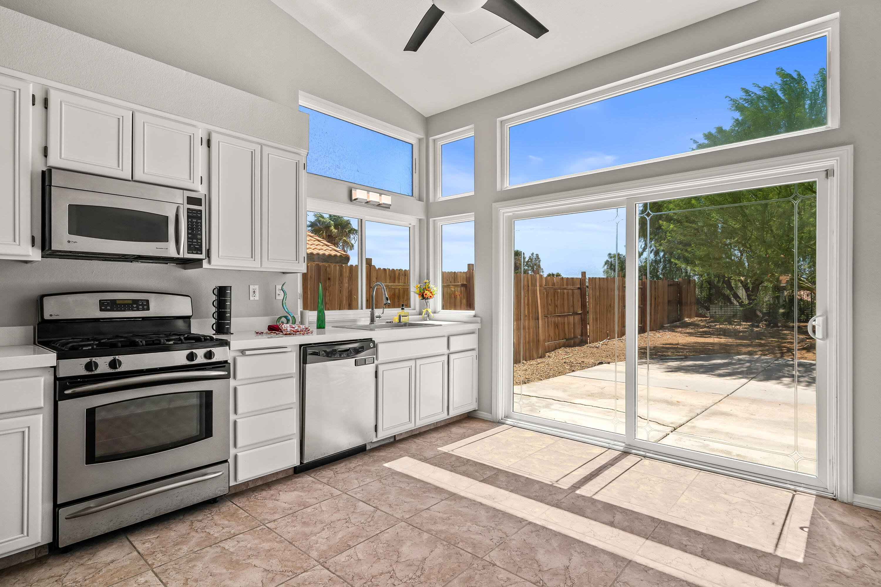 Desert Hot Springs, California 92240, United States, 3 Bedrooms Bedrooms, ,2 BathroomsBathrooms,Residential,Pending,210669