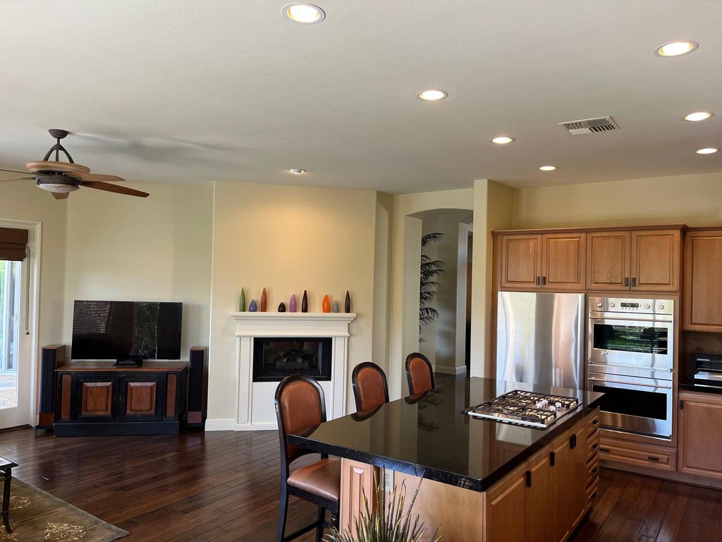 listing image 10998575316285413508