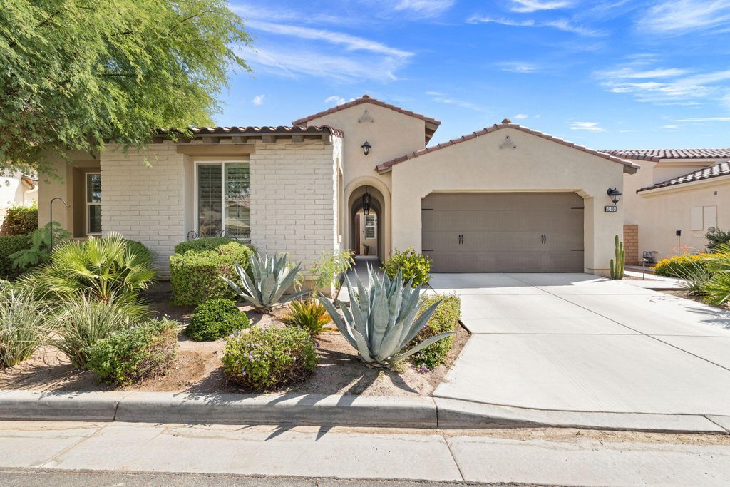 Photo of 51904 Via Tolosa, La Quinta, CA 92253 (MLS # 219136796)