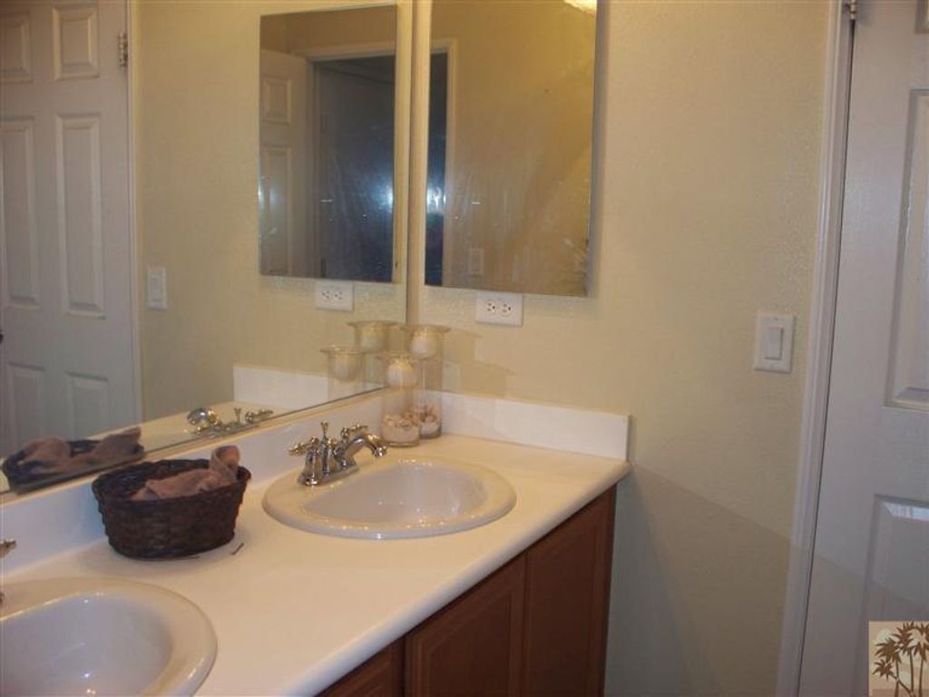 listing image 10997642094874605019