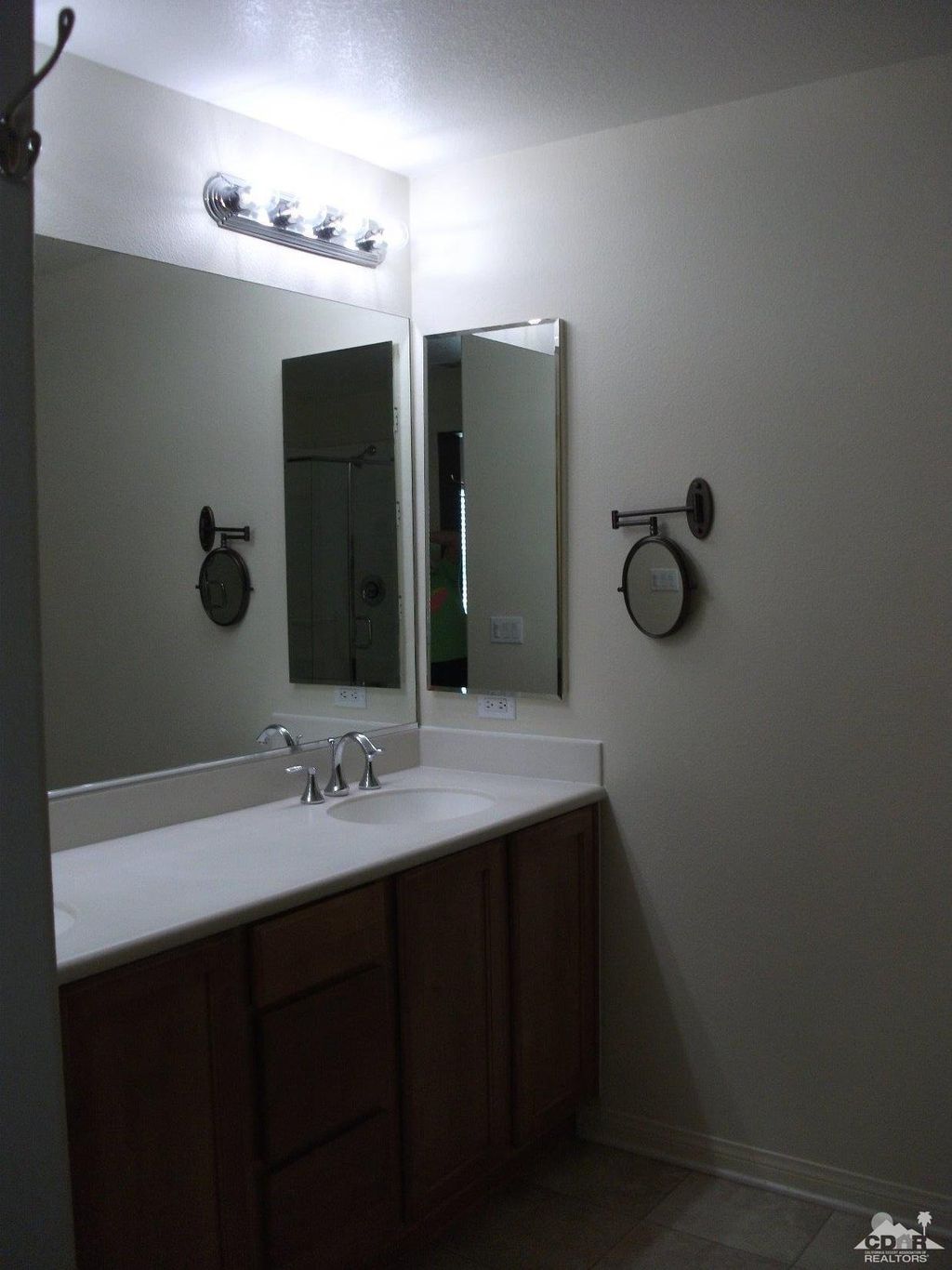 listing image 10992483935209401508