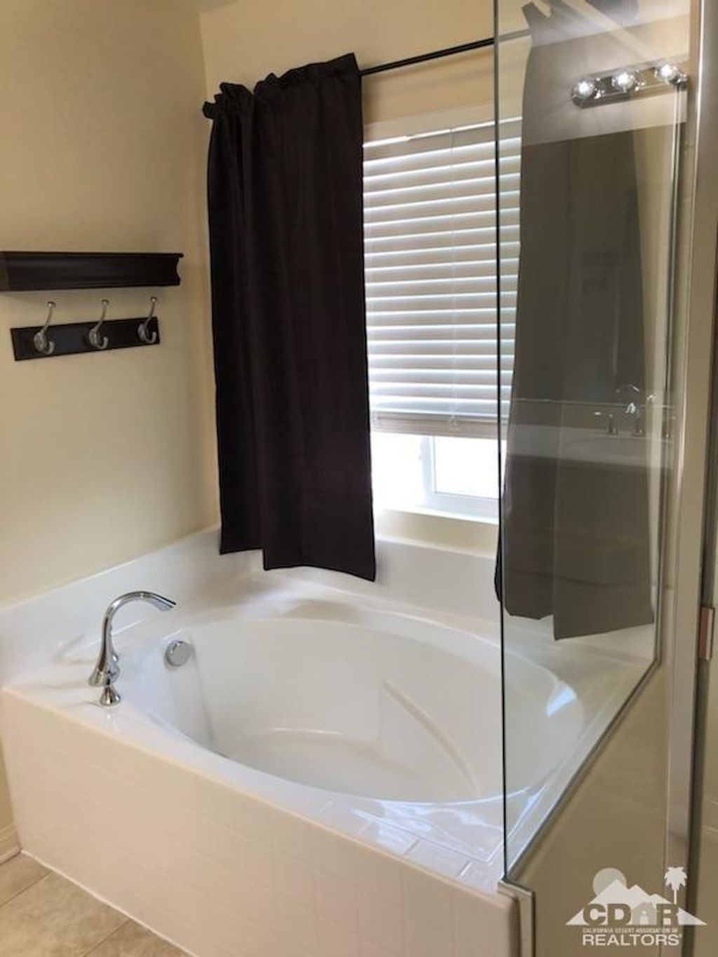 listing image 10995599600654351919