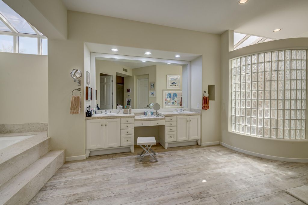 listing image 10991235593261944766