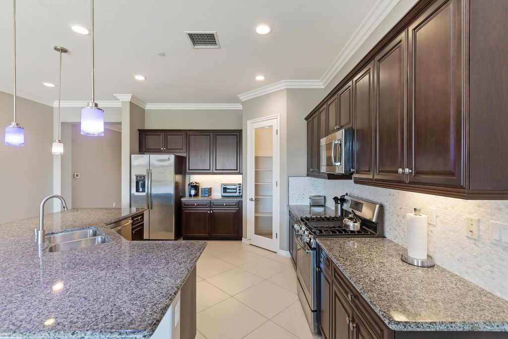 listing image 10991353359275044839