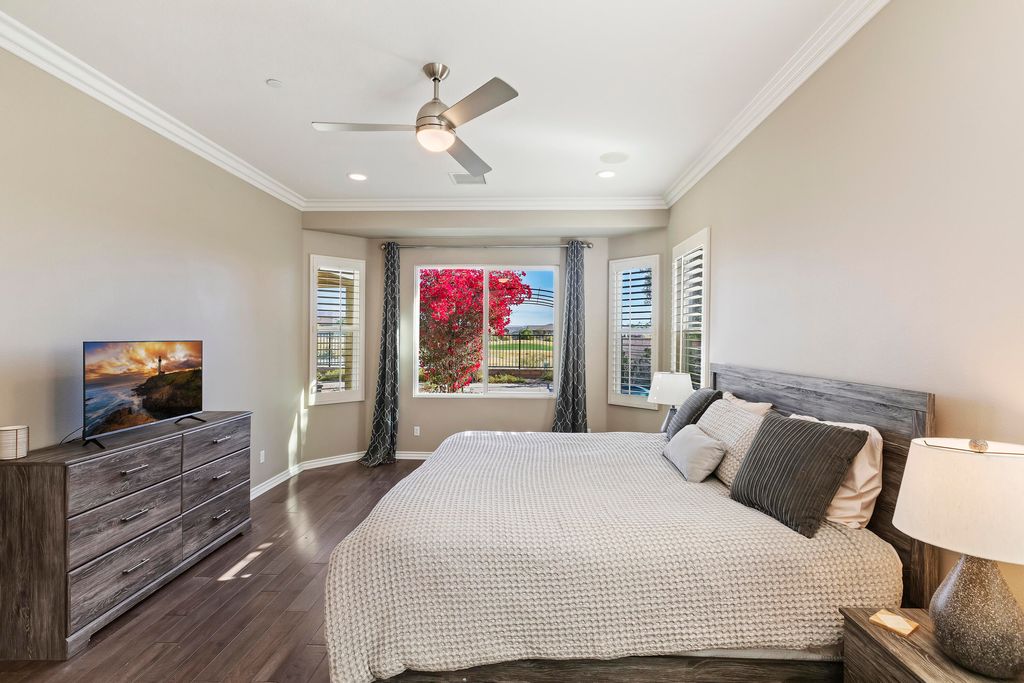 listing image 10996459208176567174