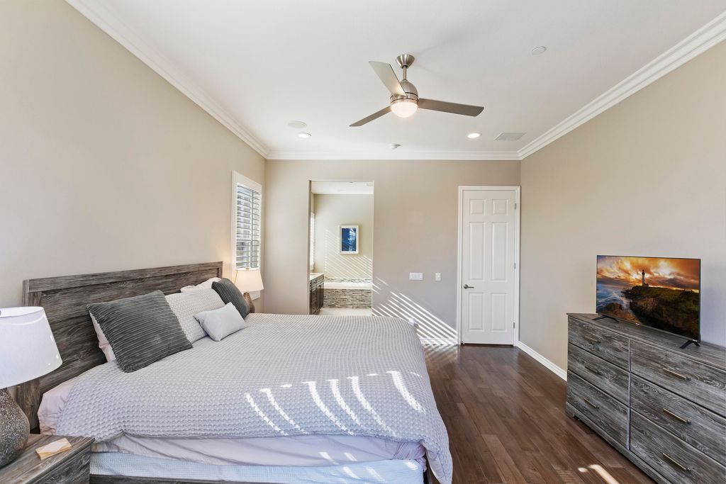 listing image 10993034980557147319