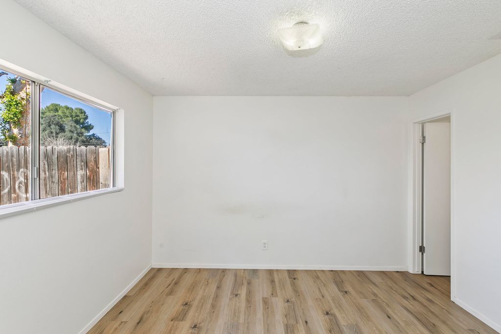 listing image 10993998564399495528