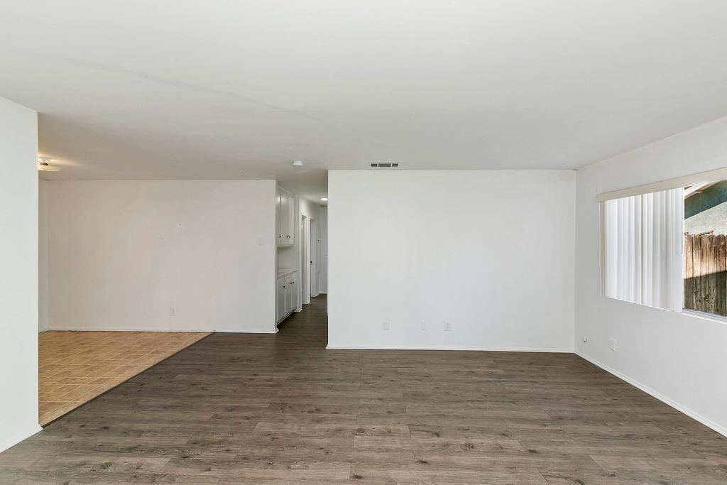 listing image 10994547370825423340