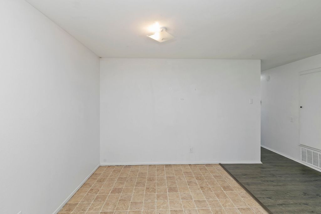 listing image 10996266026133692222