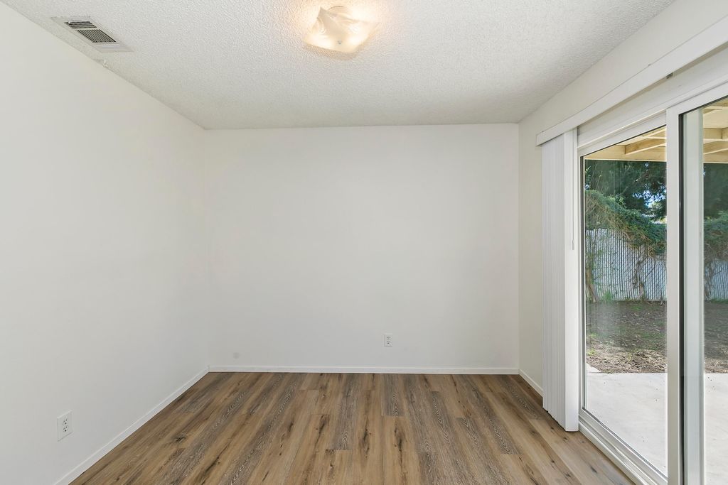 listing image 10998128387539969672