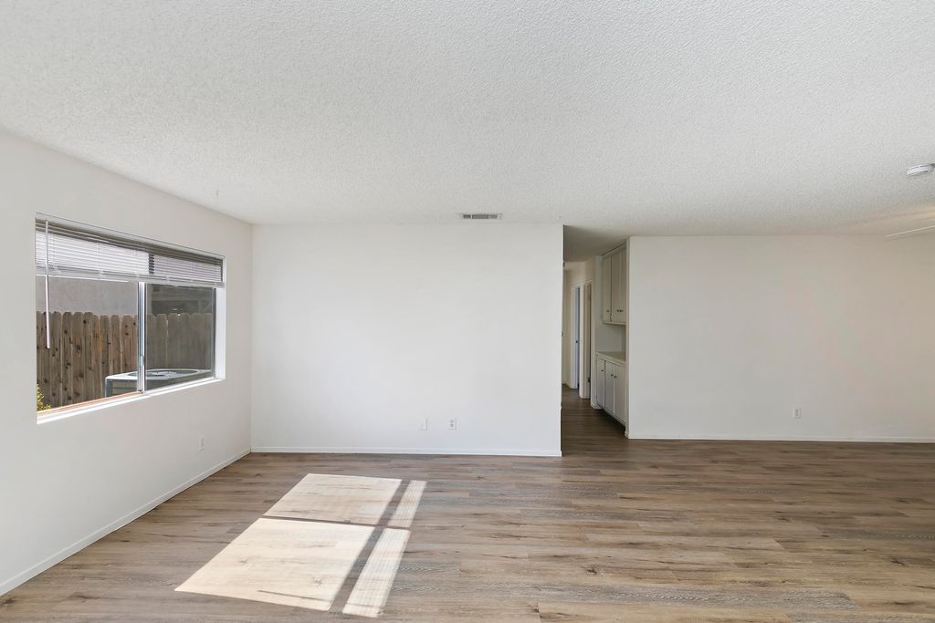listing image 10993571782142437617