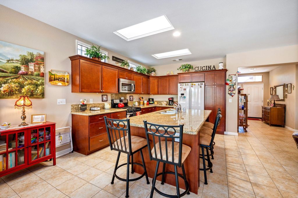 listing image 10994712891814390775