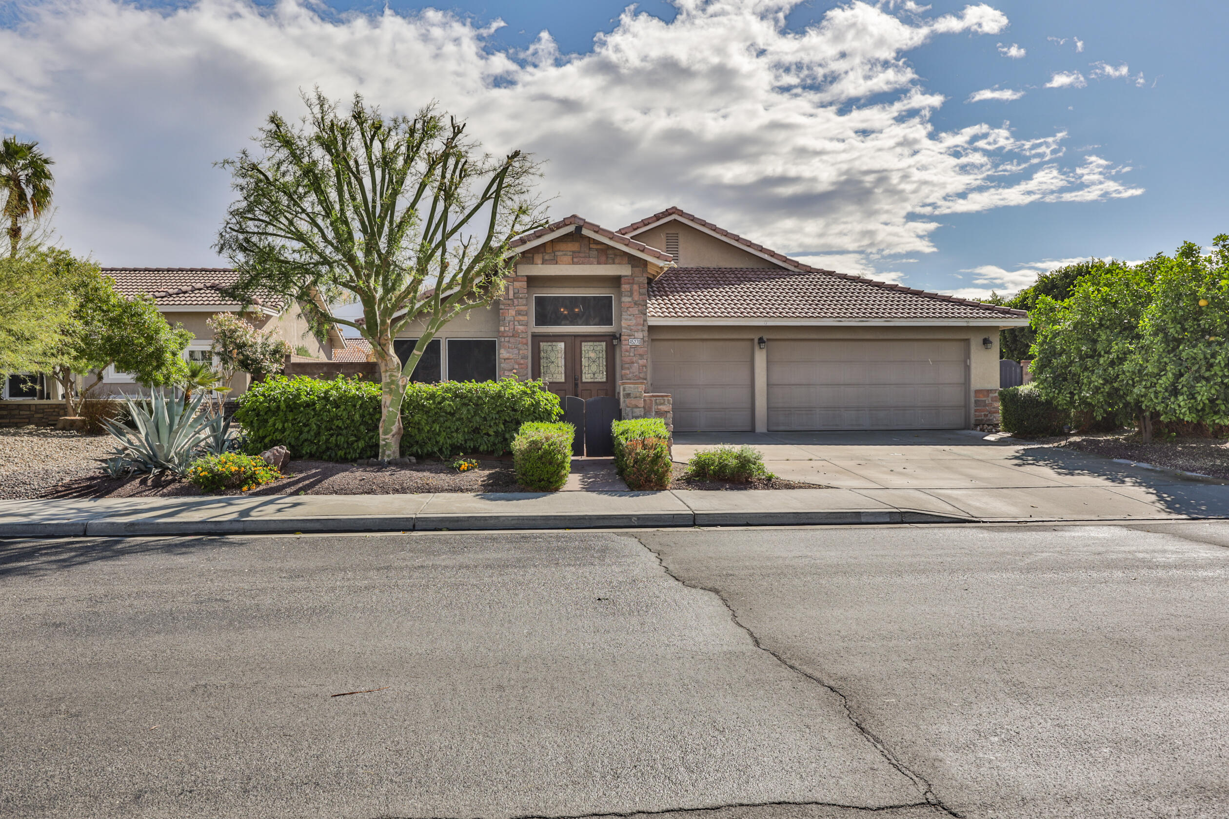 La Quinta, California 92253, United States, 3 Bedrooms Bedrooms, ,2 BathroomsBathrooms,Residential,Active,89876