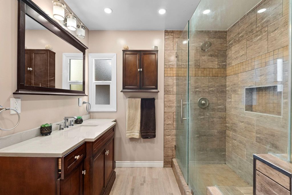 listing image 10997985033533332400