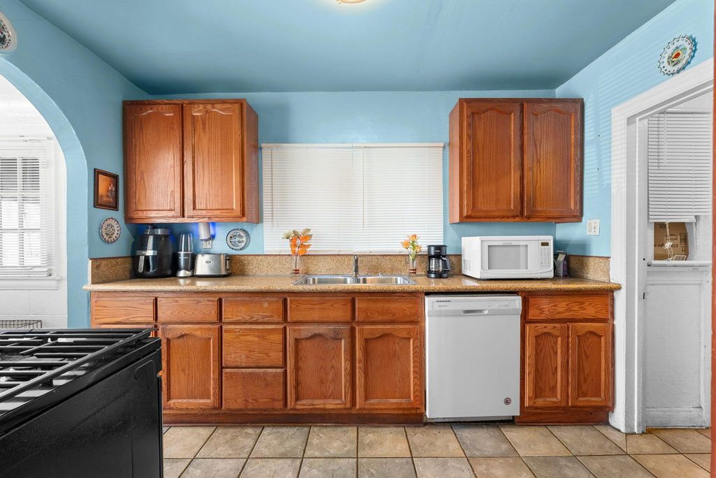 listing image 10992854857905344019