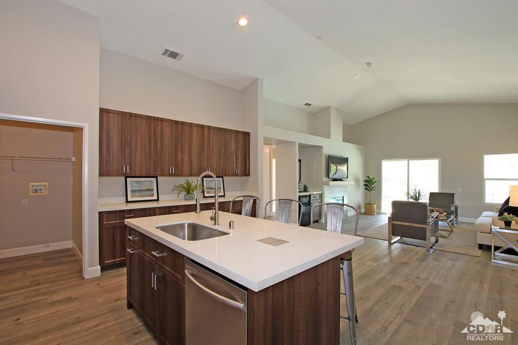listing image 10991616716229404921