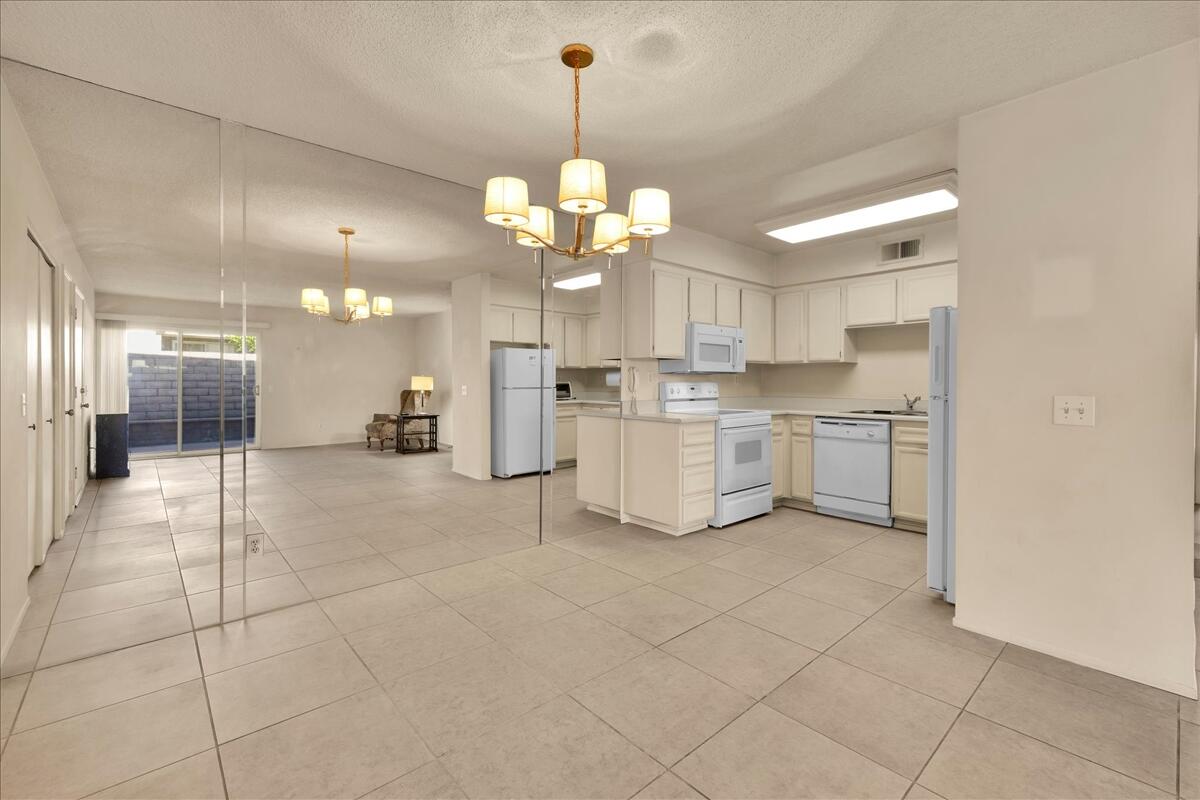 Palm Springs, California 92262, United States, 2 Bedrooms Bedrooms, ,2 BathroomsBathrooms,Residential,Active,256348